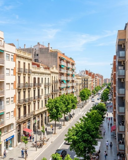 Vistas de las amplias avenidas, bloques de pisos y el entorno urbano activo del Eixample en El Prat de Llobregat